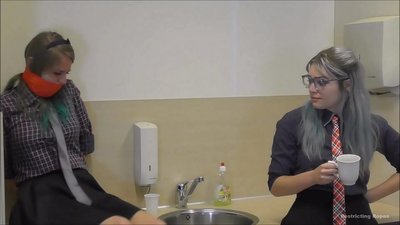 Verslaaf / vasgebind en gesnoer / dame in nood