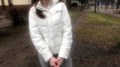 Vreemdeling vir die geld gesuig en genaai. Russiese amateur. Met Praat.