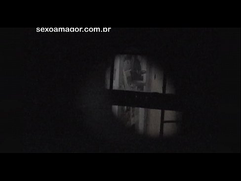 ❤️ Blondie word in die geheim video-opgeneem deur 'n buurtvoyeur wat agter hol bakstene versteek is Mooi pornografie by porn af.naughtyhentai.ru